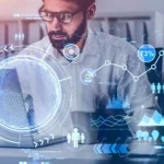 Un hombre mira un ordenador