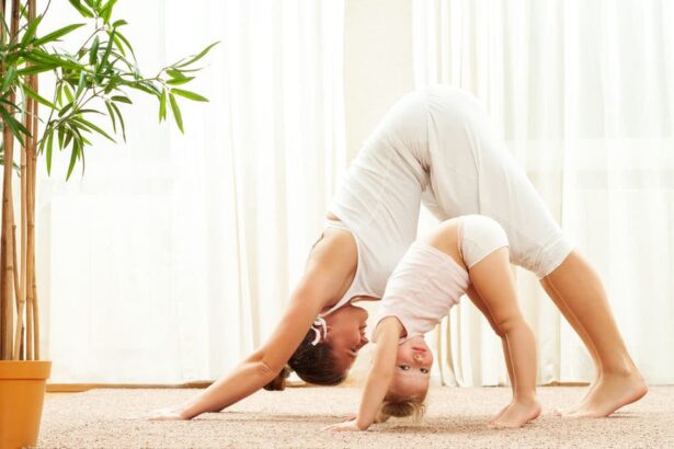 Madre e hija hacen yoga.