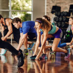 Grupo mixto hace ejercicio en el gimnasio