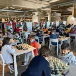 Niños jugando un torneo de ajedrez