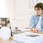 Chica sentada en oficina con portátil